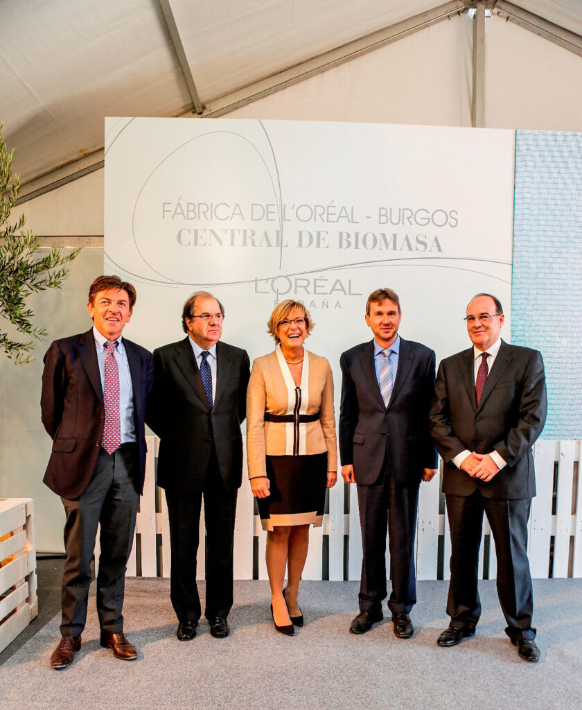 De izda a dcha: François-Xavier Fenart, presidente-consejero delegado de L’Oréal España; Juan Vicente Herrera Campo, Presidente de la Junta de Castilla y León; Ana San Juan, directora de la fábrica de L’Oréal Burgos; Francisco Javier Lacalle, alcalde de Burgos, y Miguel Castellanos, director mundial de seguridad, higiene y medioambiente de L’Oréal.