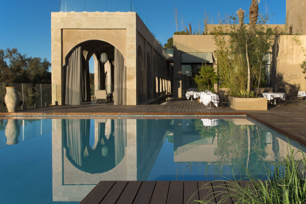 Vista de la piscina exterior del Hotel Sahrai, en Fez (Marruecos).