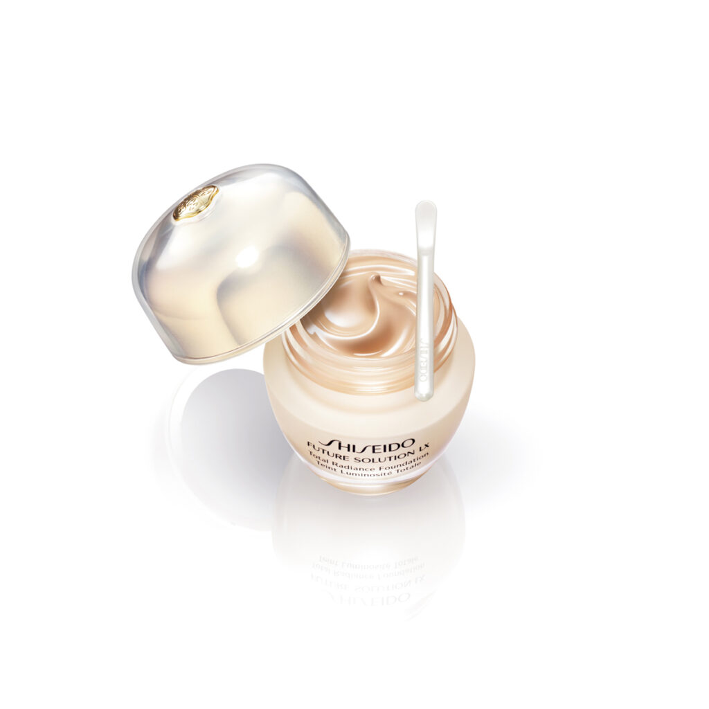 Future Solution LX Total Radiance Foundation, Shiseido.