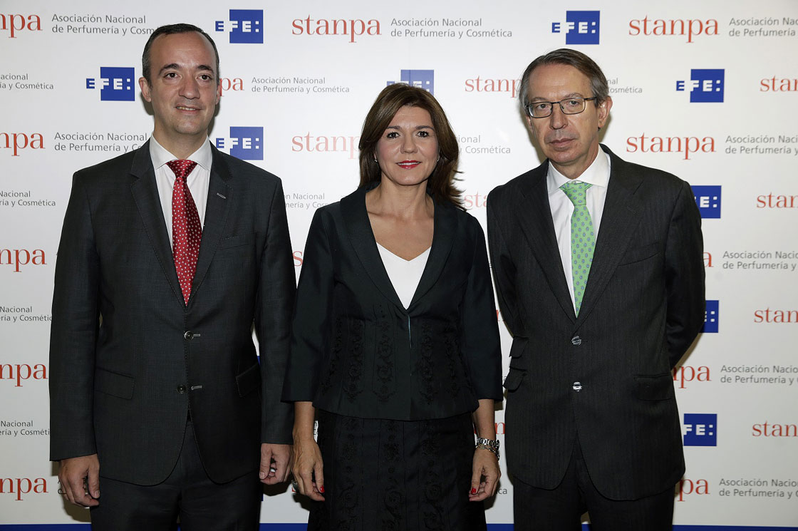 La directora general de Stanpa, Val Díez, flanqueada por el Secretario de Estado de Seguridad, Francisco Martínez, y el presidente de EFE, José Antonio Vera.