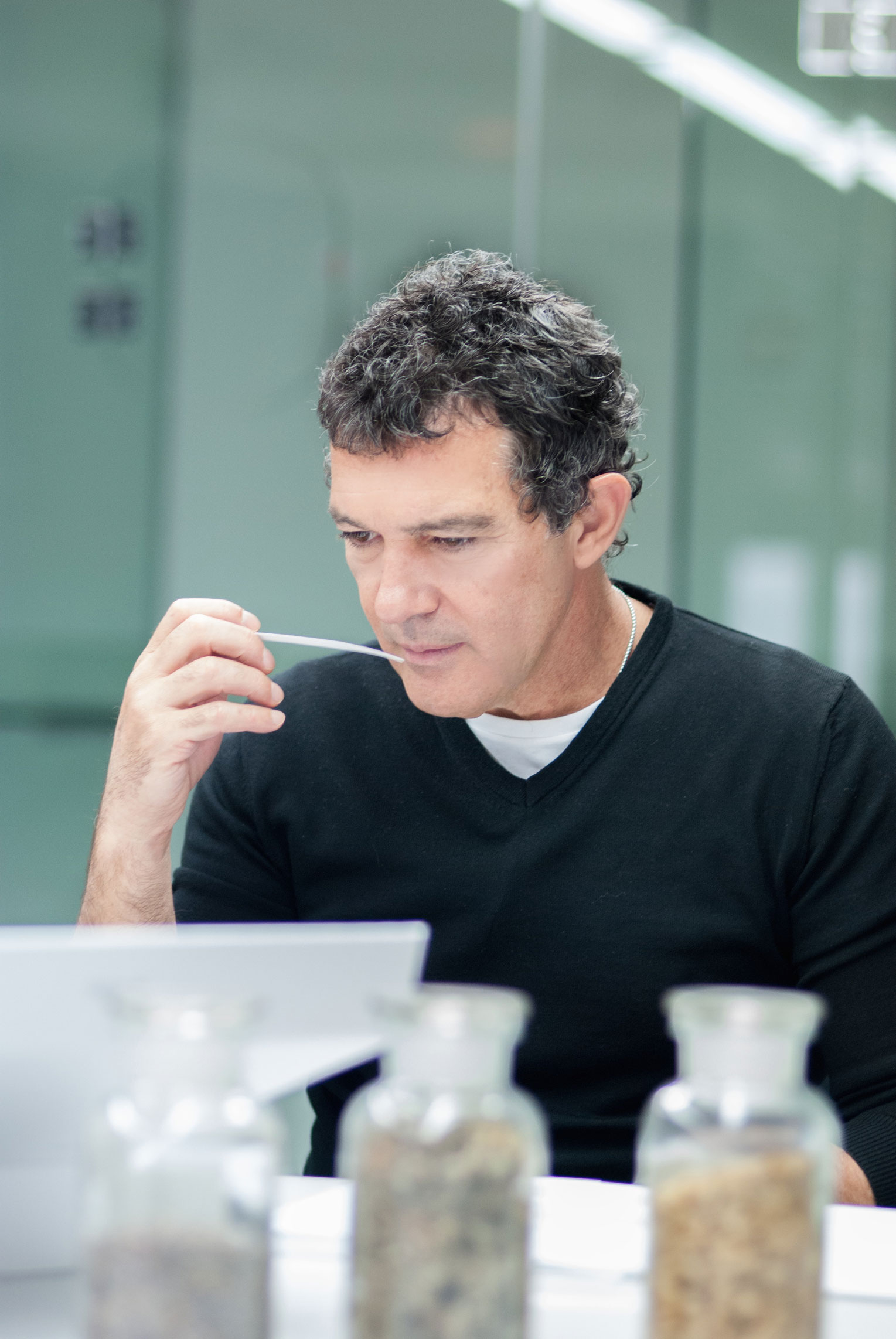 Antonio Banderas en la fábrica de Puig en Alcalá de Henares.