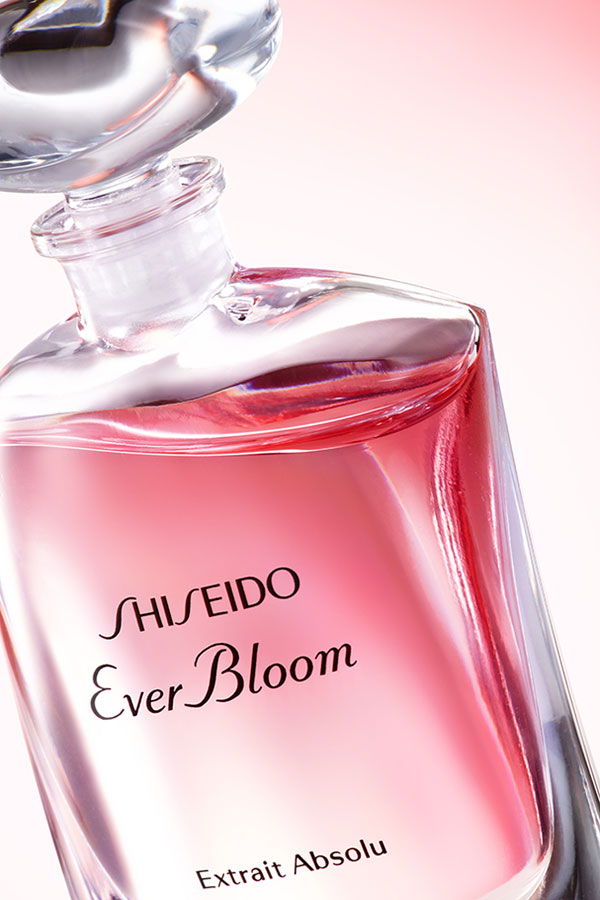 Shiseido Ever Bloom Extrait Absolu, escorzo.