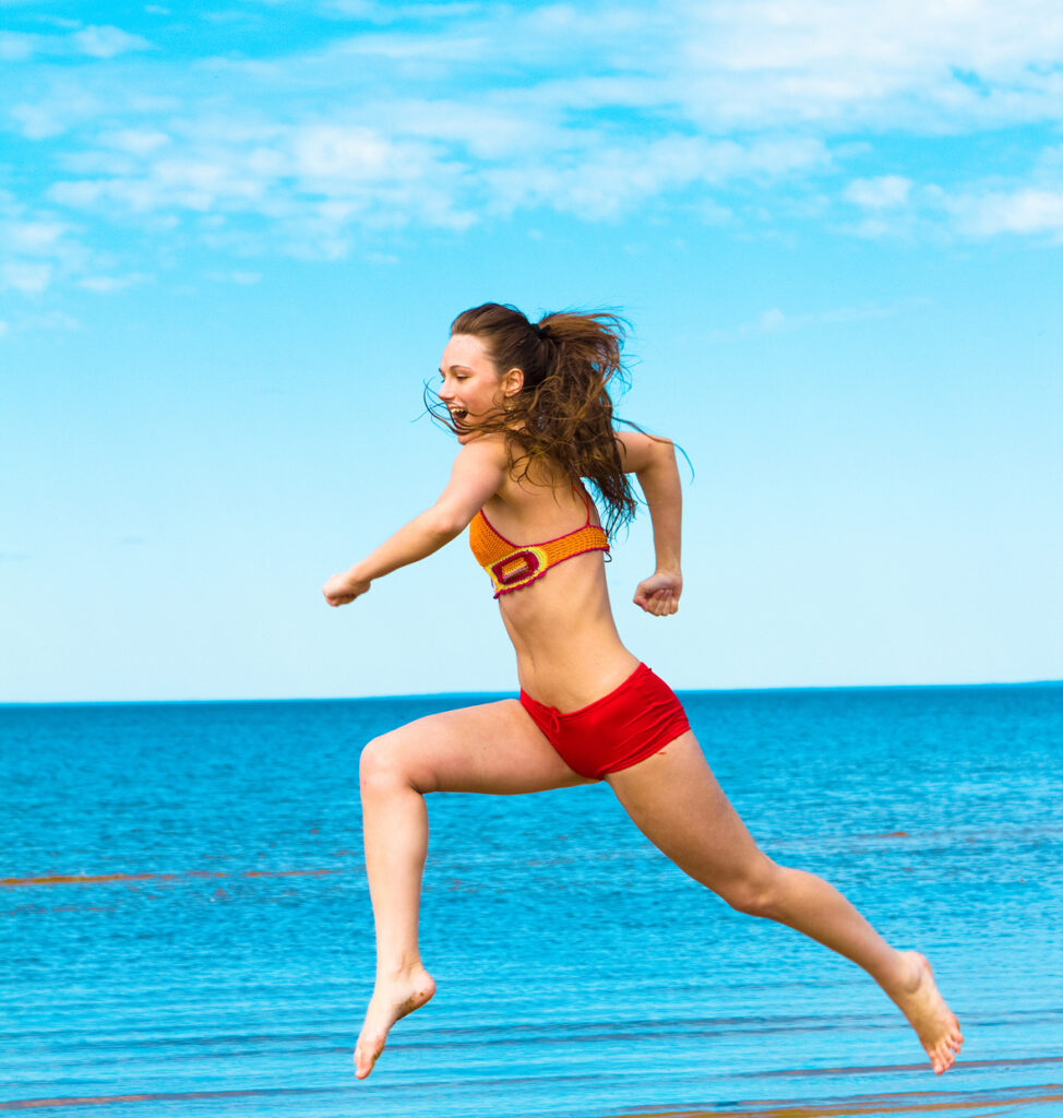 chica corriendo por la playa