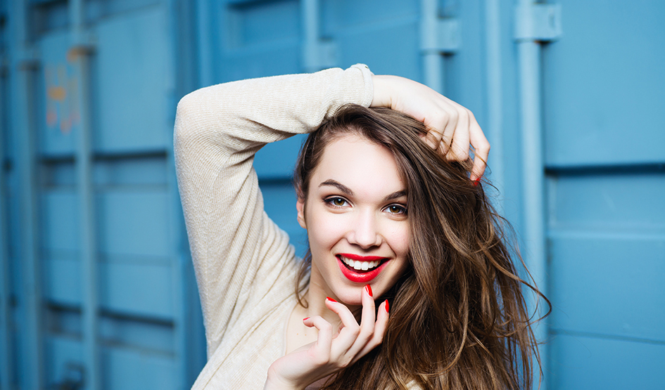 Estudio belleza stanpa chica sonriendo. Cuidarse sí importa