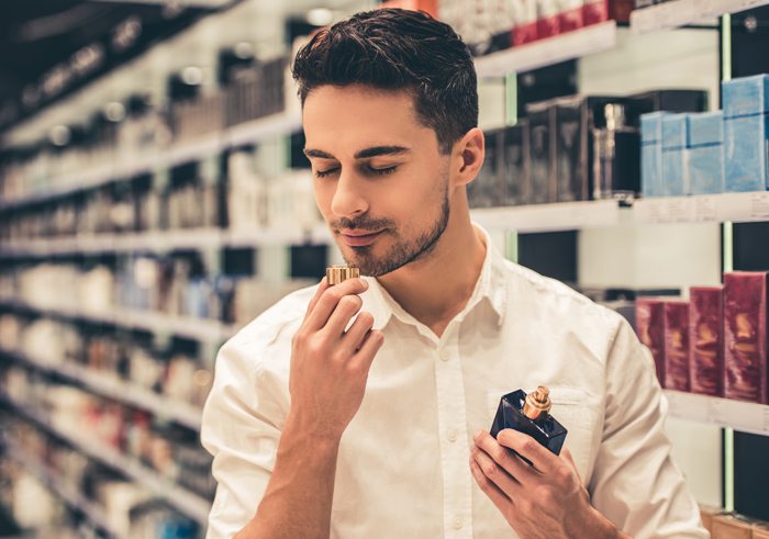 Chico en una perfumería