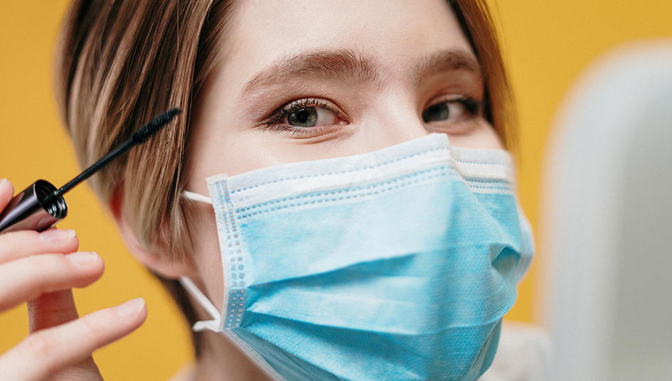 Mujer con mascarilla para el artículo ¿Cómo debo cuidar la piel para evitar la irritación que produce la mascarilla?