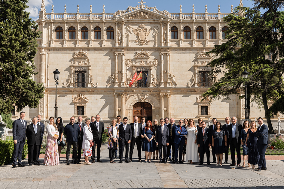 Foto de los académicos frente a la fachada de la Universidad de Alcalá.