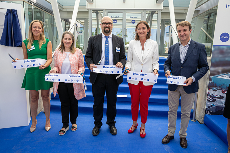 La Ministra de Industria inaugura la ampliación de la fábrica de Beiersdorf en Tres Cantos.