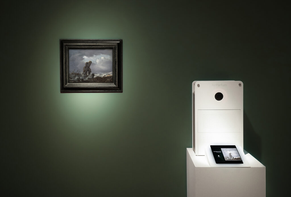 Puig y Christie's colaboran en una exposición multisensorial con la tecnología de AirParfum